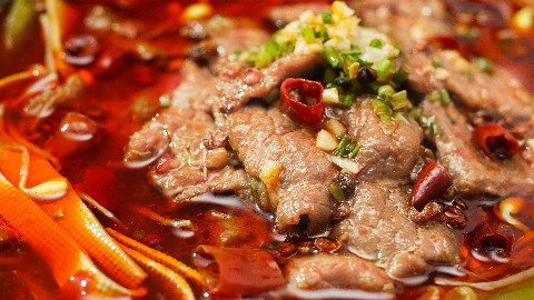 多少人辣哭了,也不肯松开这盆【水煮牛肉】